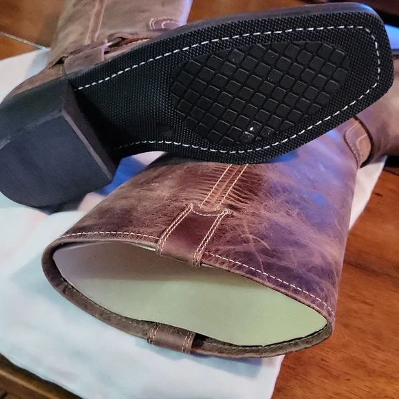 Women's Brown Leather Boots. BCBGirls. SZ 81/2 - Picture 3 of 8